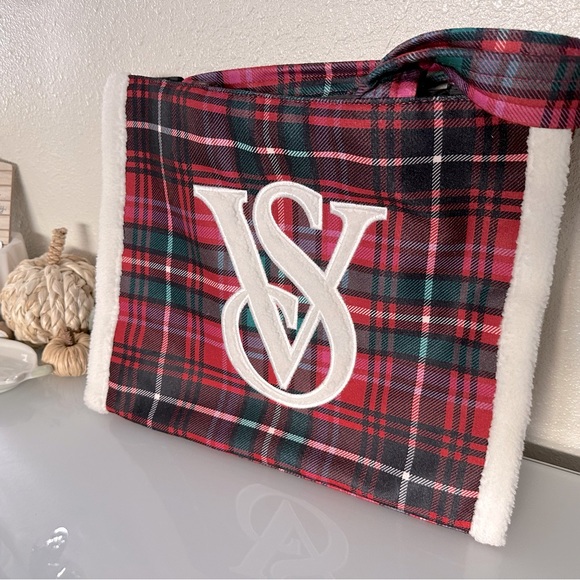 Victoria's Secret Handbags - NWT 🎄Super Cute Victoria’s Secret Christmas Plaid & Sherpa Tote Bag